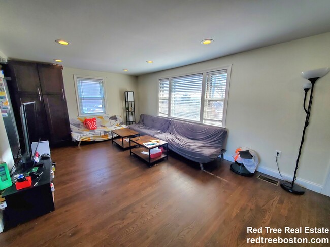 77 Rock Glen Rd, Unit 1 in Medford, MA - Foto de edificio - Building Photo