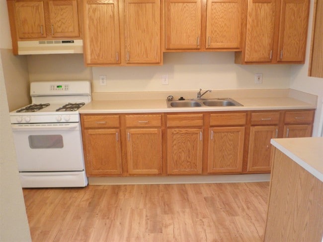 Liberty Commons Townhomes and Apartments in Springfield, MI - Building Photo - Building Photo