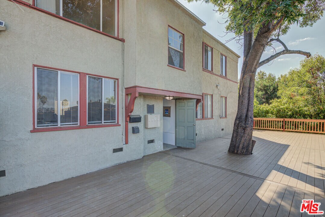 2710 Bellevue Ave in Los Angeles, CA - Foto de edificio