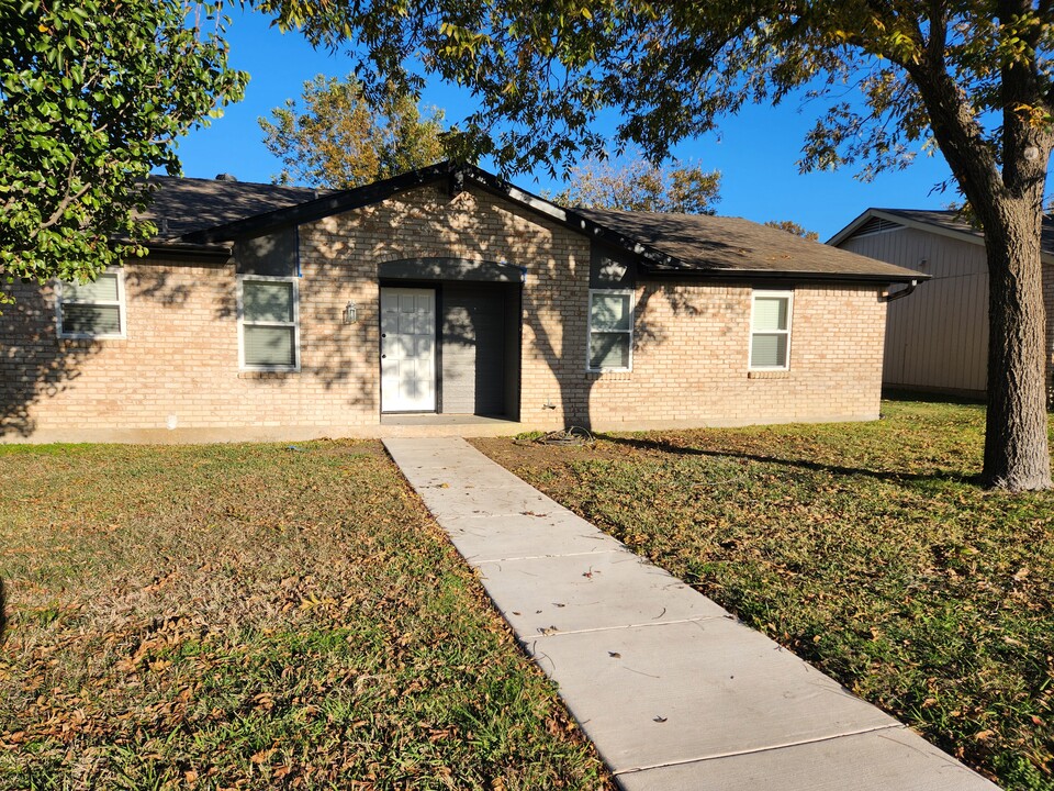 808 Cherry Laurel Ln in Dallas, TX - Building Photo