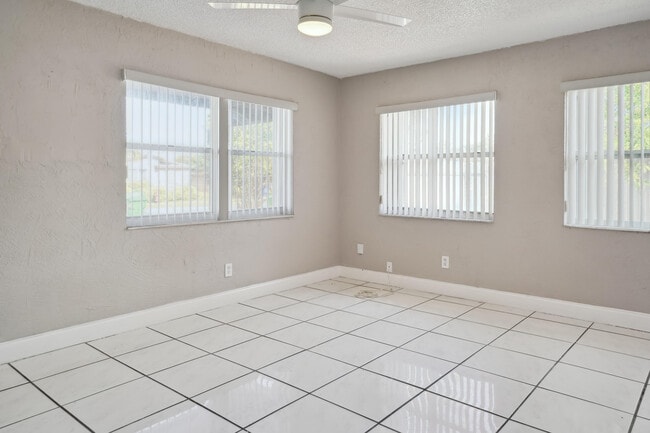 1281 NW 30th Ave in Fort Lauderdale, FL - Building Photo - Building Photo