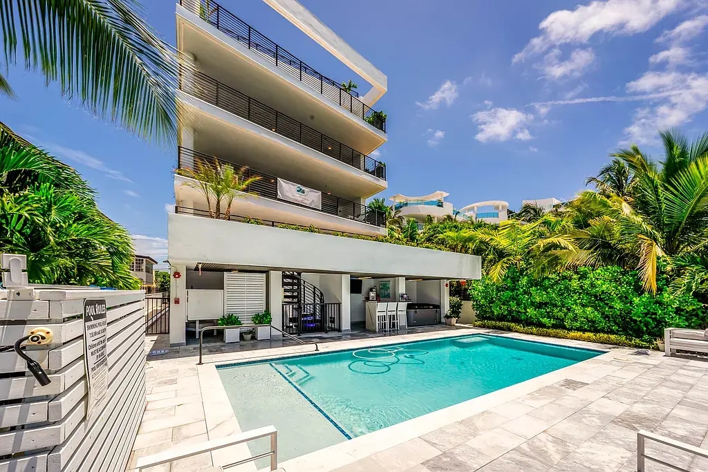1930 Bay Dr, Unit APT 2 in Miami Beach, FL - Foto de edificio