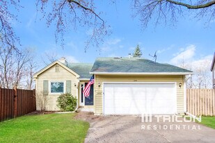 1444 Willow Creek Ln in Shoreview, MN - Building Photo
