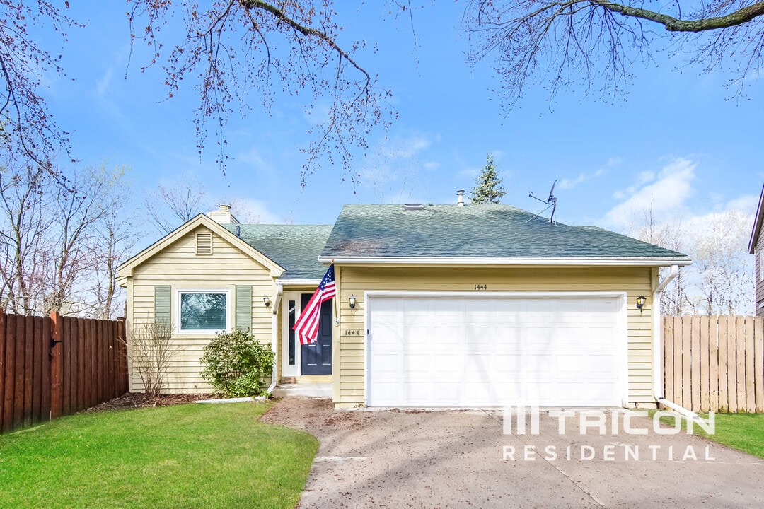 1444 Willow Creek Ln in Shoreview, MN - Building Photo