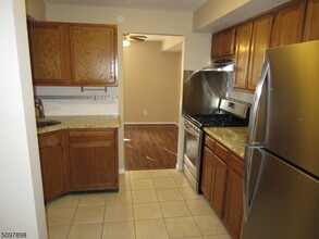 164 Vista Dr in Hanover, NJ - Building Photo - Building Photo