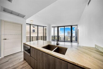 801 S Miami Ave, Unit 5204 in Miami, FL - Building Photo - Building Photo