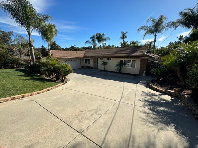 1725 Hillcrest Ln