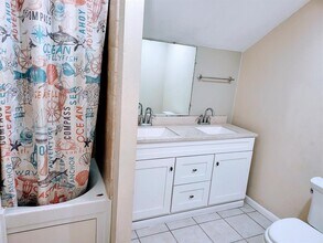 10045 Woodland Village Dr in Austin, TX - Foto de edificio - Building Photo