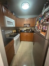 1885 W 56th St in Hialeah, FL - Foto de edificio - Building Photo