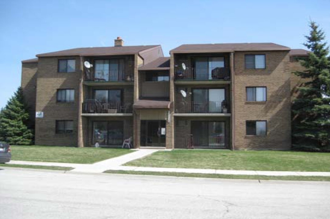 15265-15285 La Reina Real St in Orland Park, IL - Building Photo