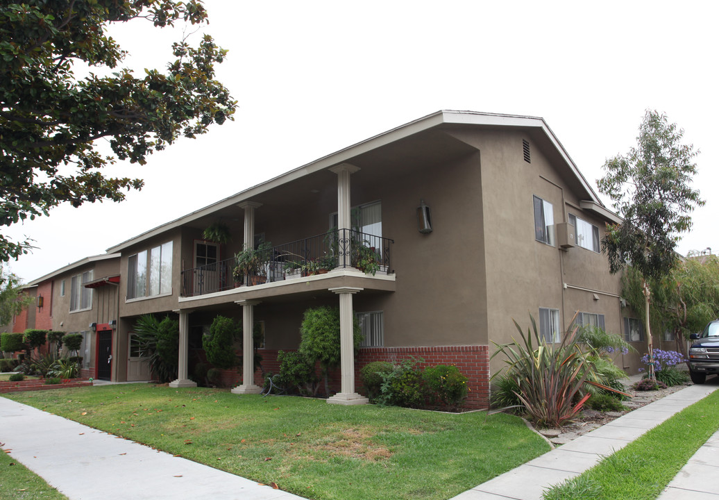 Sand Castle Apartments in Long Beach, CA - Building Photo