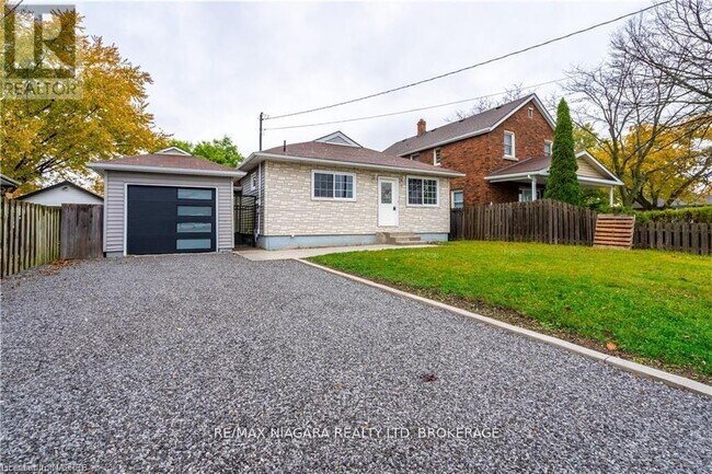 7121 Dorchester Rd in Niagara Falls, ON - Building Photo - Building Photo