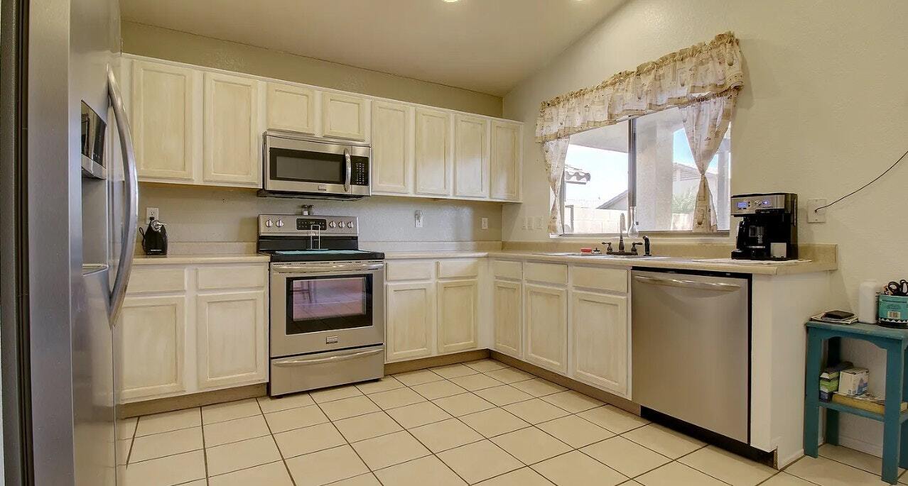 15851 W Saguaro Ln in Surprise, AZ - Building Photo