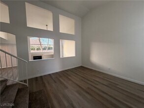 1825 Sierra Oaks Ln in Las Vegas, NV - Foto de edificio - Building Photo