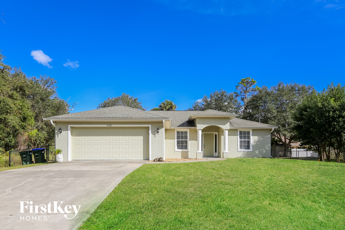 4502 Enid Ln in North Port, FL - Building Photo