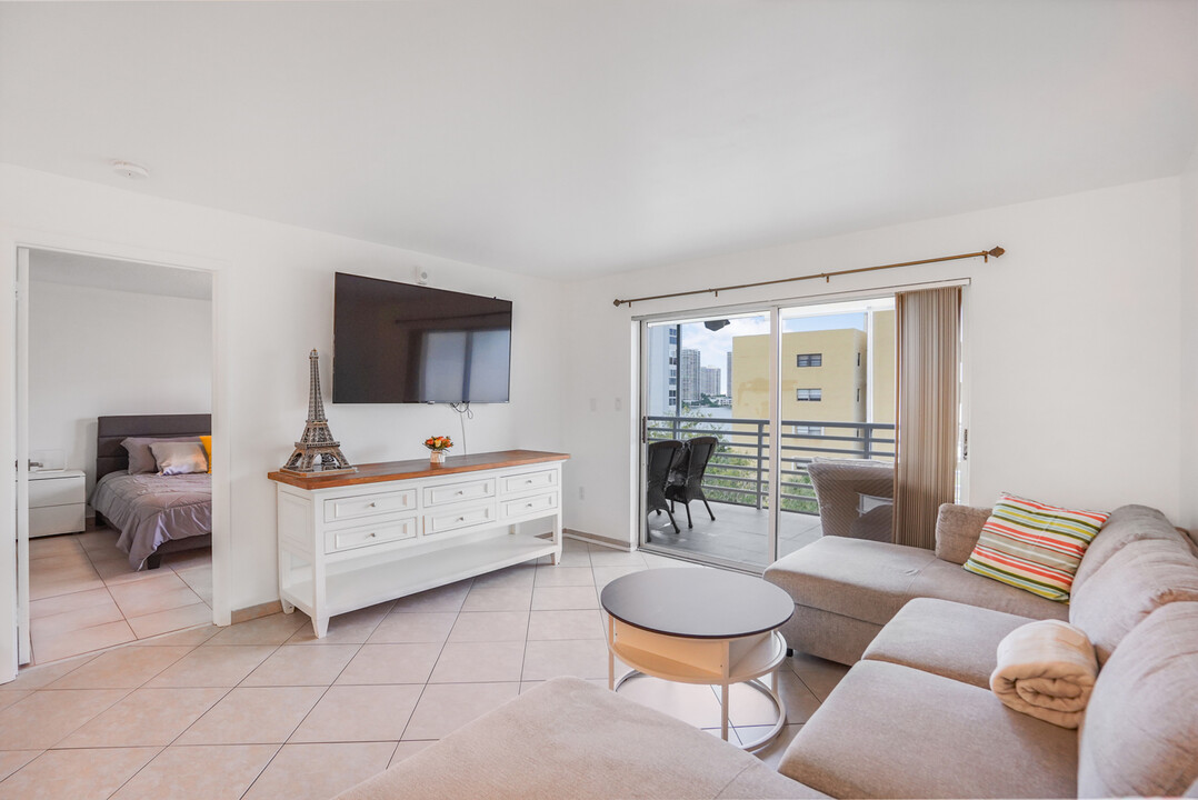 17801 N Bay Rd in Sunny Isles Beach, FL - Building Photo