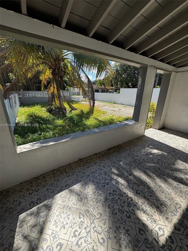 525 NW 91st St in Miami, FL - Foto de edificio - Building Photo