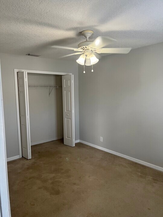 1018 Bella Vista Dr NE in St. Petersburg, FL - Building Photo