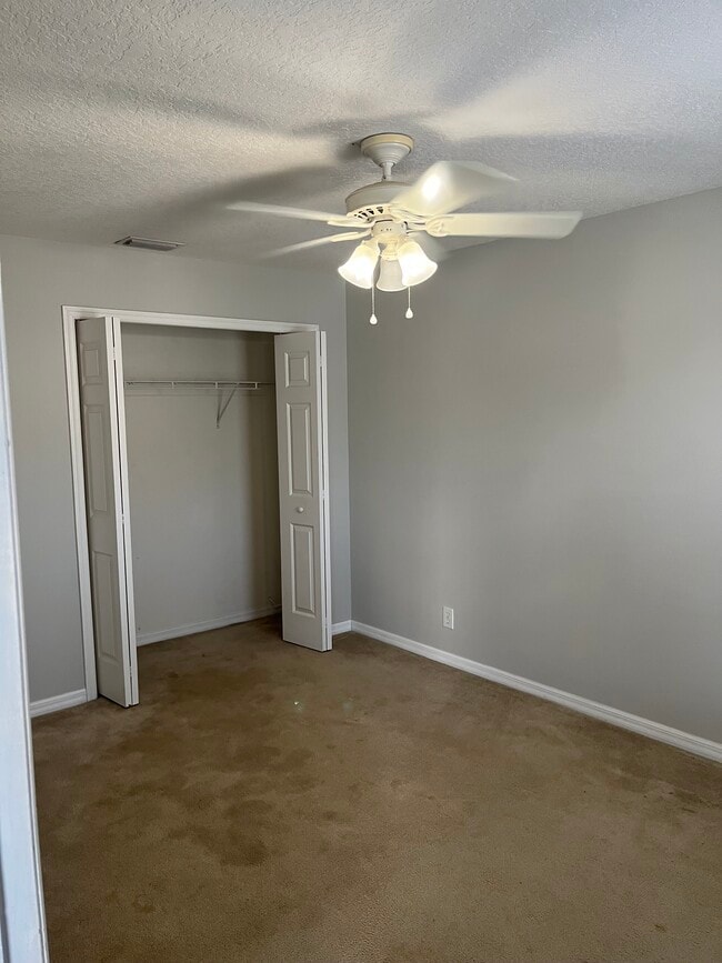 1018 Bella Vista Dr NE in St. Petersburg, FL - Building Photo - Building Photo