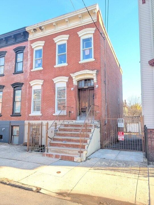 246 Whiton St in Jersey City, NJ - Building Photo