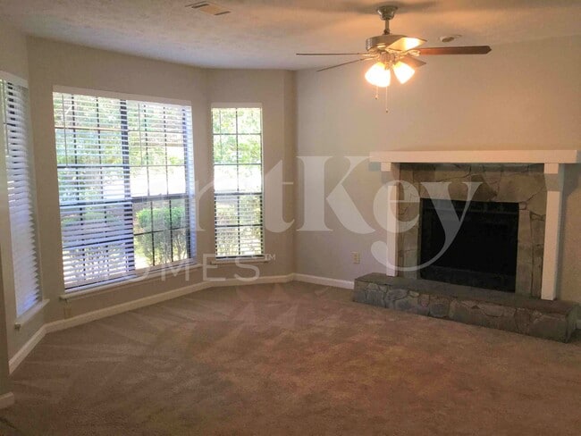 5369 Biffle Ln in Stone Mountain, GA - Foto de edificio - Building Photo