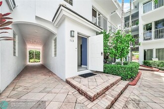 2725 NE 8th Ave in Wilton Manors, FL - Foto de edificio - Building Photo