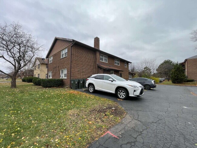 109 S Whispering Hills Dr in Naperville, IL - Foto de edificio - Building Photo