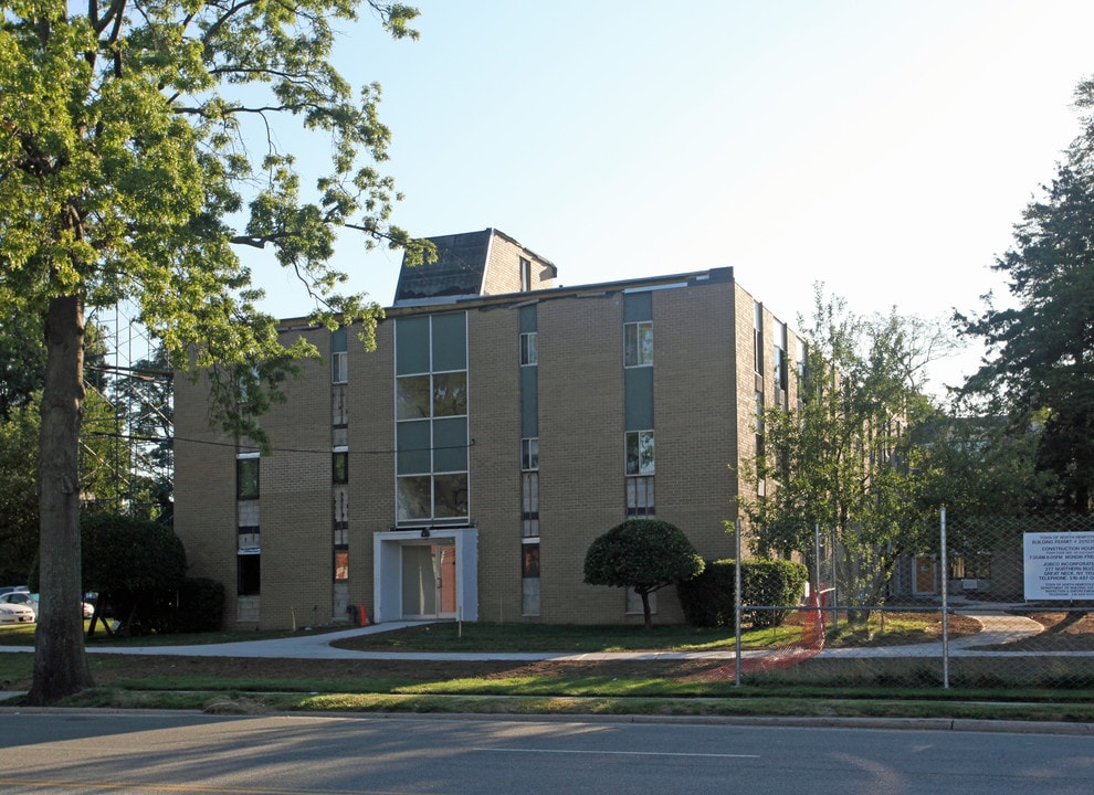 Denton Green in New Hyde Park, NY - Foto de edificio