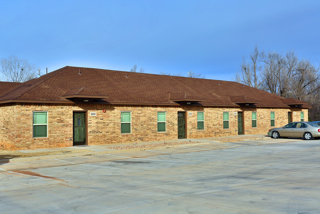 College Station Apartments in Chickasha, OK - Foto de edificio - Building Photo