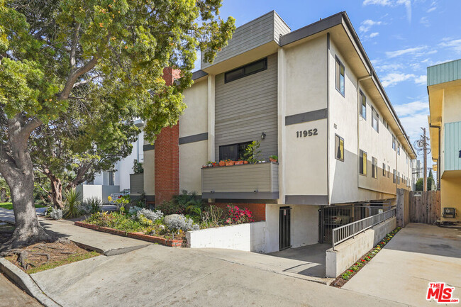 11952 Darlington Ave in Los Angeles, CA - Building Photo - Building Photo