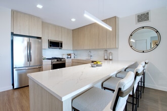 Bryant Plaza in Roslyn Heights, NY - Building Photo - Building Photo