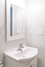 26 Portland St, Unit 225 in Worcester, MA - Foto de edificio - Building Photo