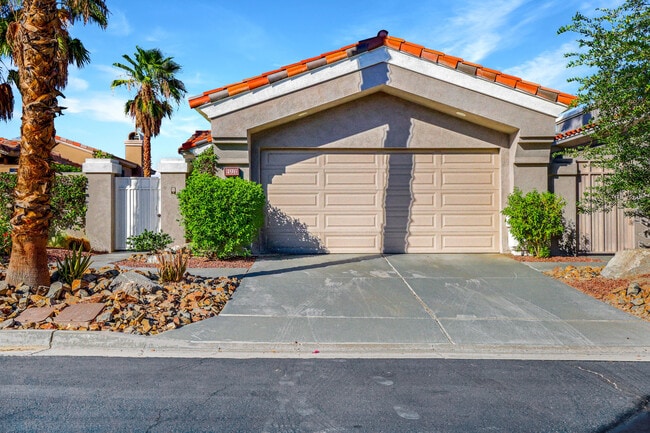 496 Desert Holly Dr in Palm Desert, CA - Building Photo - Building Photo