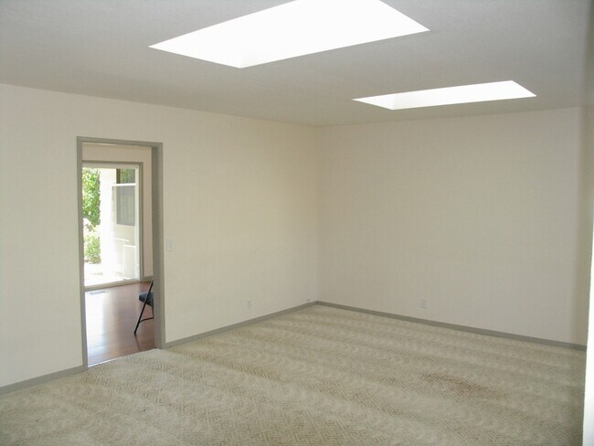 1154 NE Birchaire Ln in Hillsboro, OR - Building Photo - Building Photo