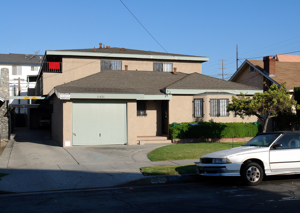 11421 Freeman Ave in Hawthorne, CA - Building Photo