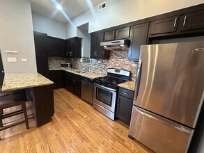 2452 W Iowa St in Chicago, IL - Building Photo - Building Photo
