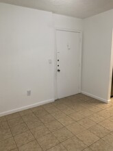 6130 W 19th Ave, Unit 207 in Hialeah, FL - Building Photo - Building Photo
