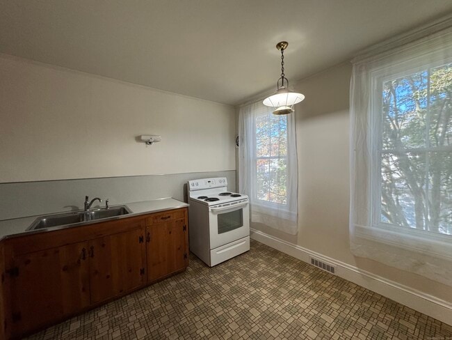 215 Greenwood Ave in Bethel, CT - Foto de edificio - Building Photo