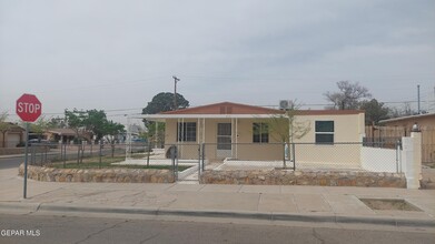 675 Santa Barbara Dr in El Paso, TX - Building Photo - Building Photo