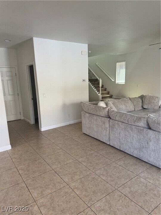 8126 Minots Ledge Ave in Las Vegas, NV - Building Photo