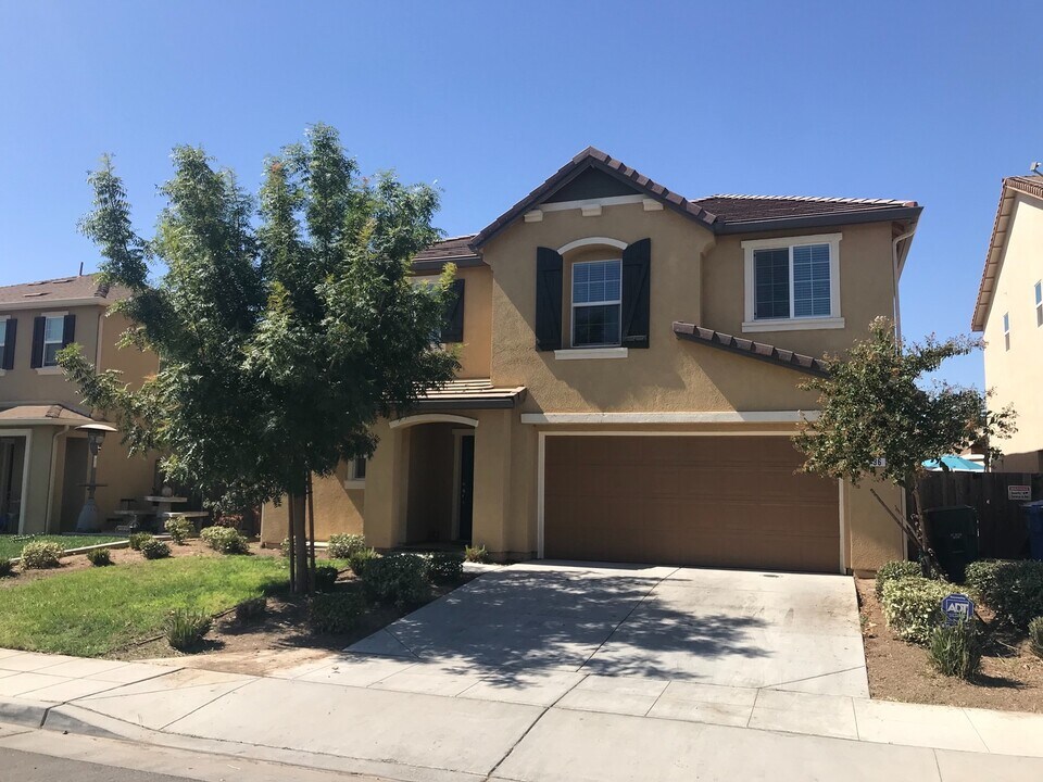 736 Pear St in Madera, CA - Building Photo