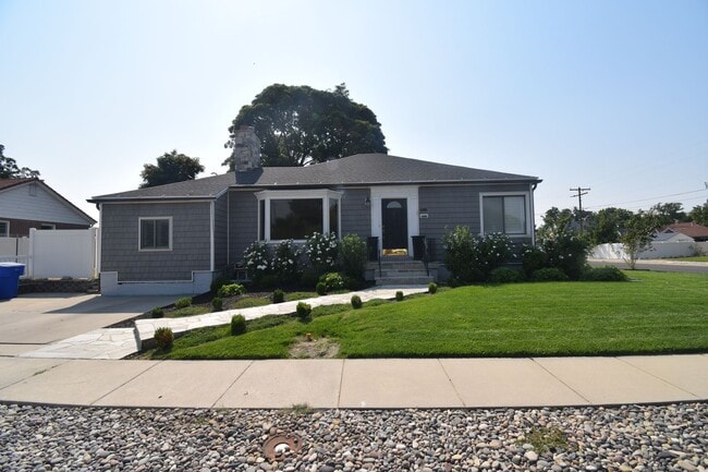 property at 7622 S Lincoln St