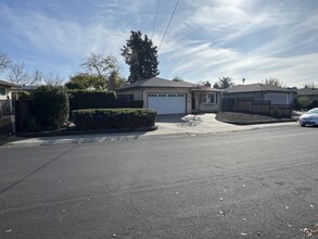 2370 Rockne Dr in Concord, CA - Foto de edificio - Building Photo