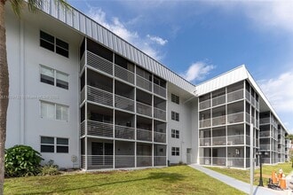 3551 NE 169th St in North Miami Beach, FL - Building Photo - Building Photo