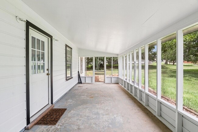 755 E Bellville St in Giddings, TX - Building Photo - Building Photo