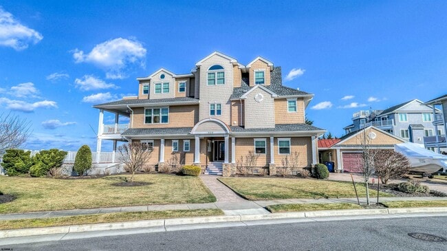 property at 909 N Cambridge Ave