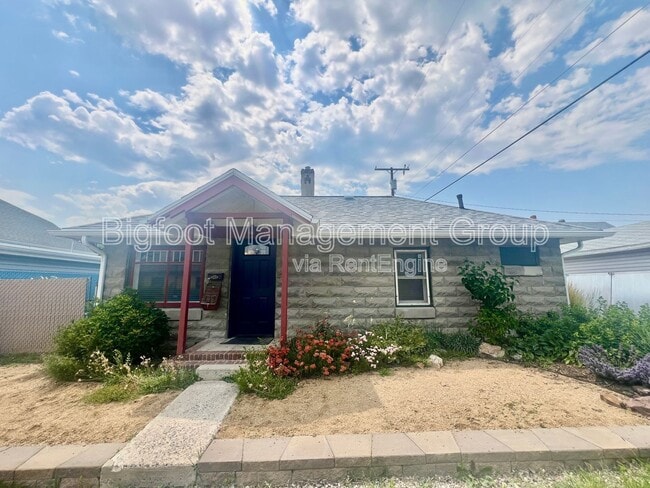 property at 115 E 15th St