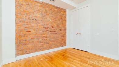 South 2nd Street, Unit 12 in Brooklyn, NY - Foto de edificio - Building Photo