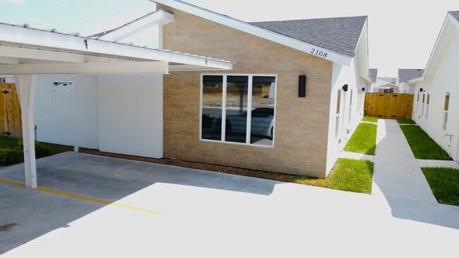 2108 E Viviana St, Unit 1 in Edinburg, TX - Foto de edificio - Building Photo