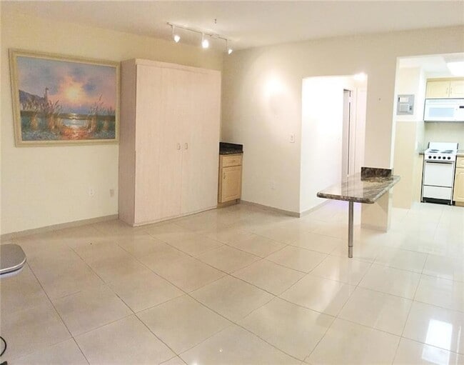 2001 S Ocean Dr, Unit 23 in Hallandale Beach, FL - Building Photo - Building Photo